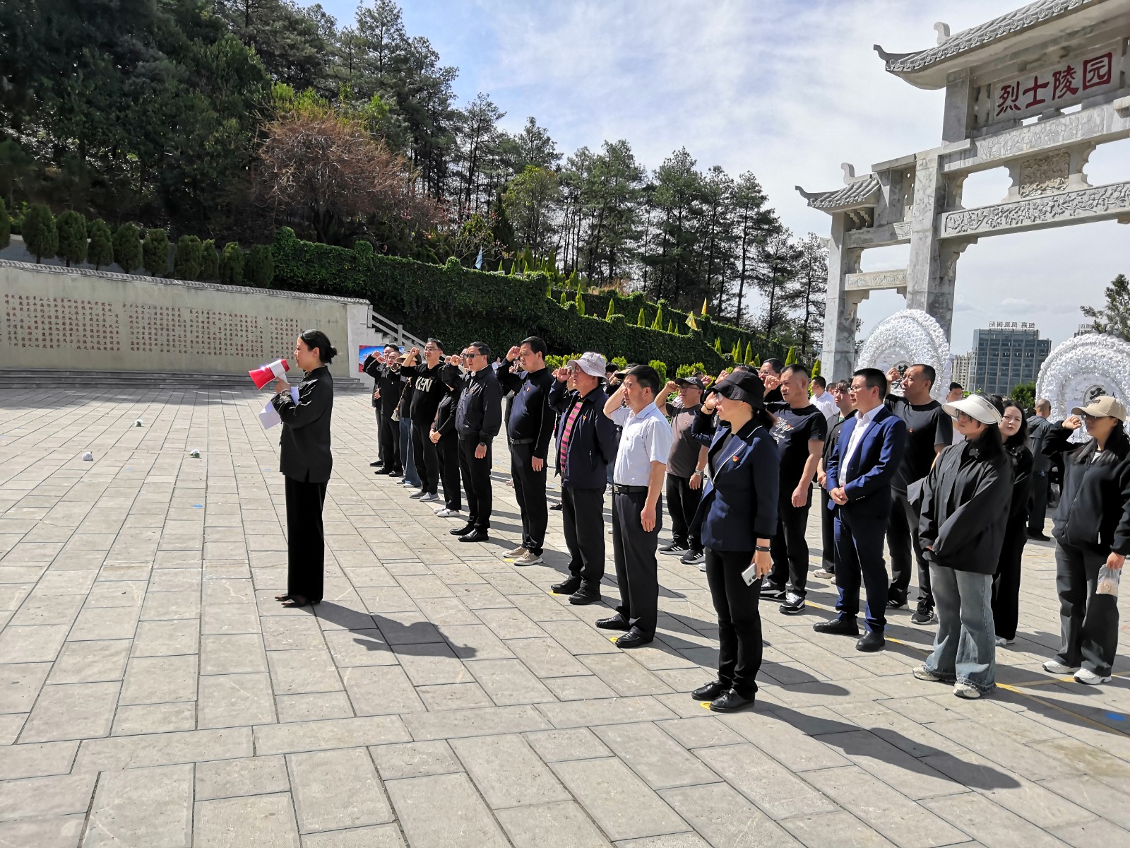 昭通市政协开展清明扫墓活动