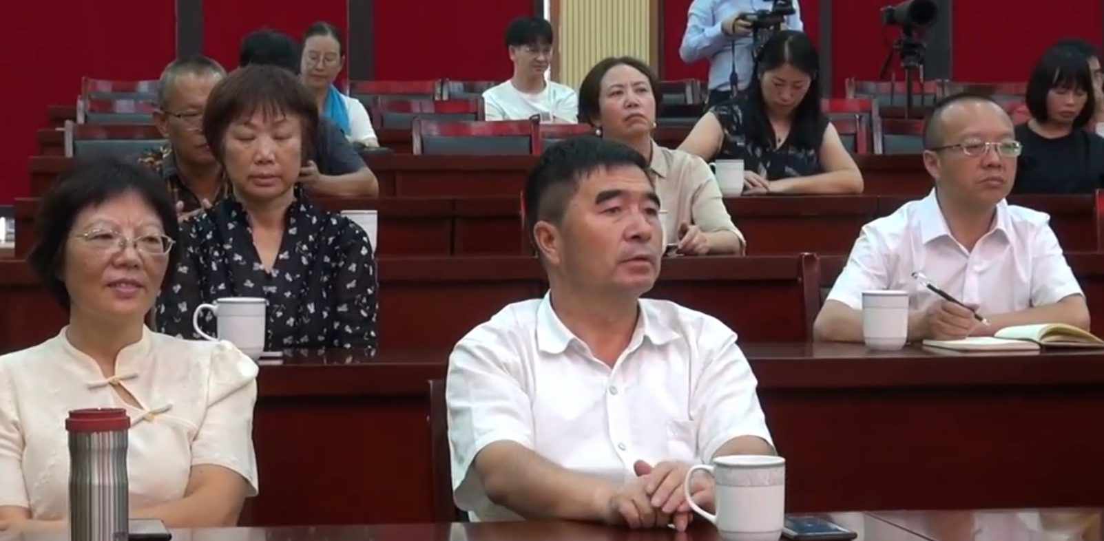 齐声朗诵苏东坡的《水调歌头 明月几时有》