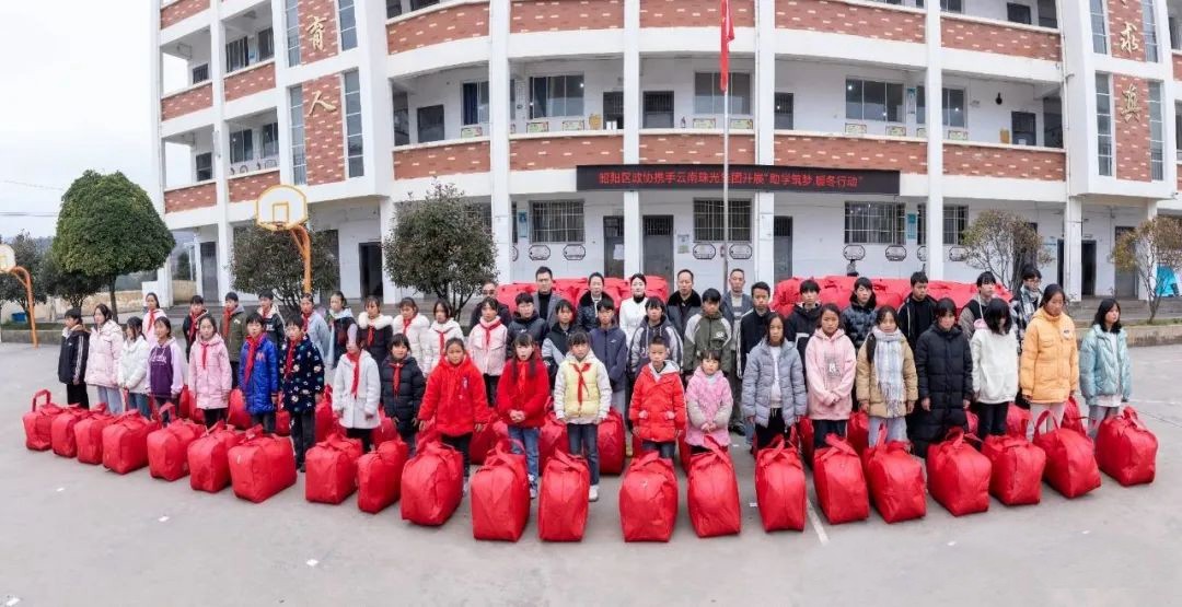 天寒地冻 “暖冬行动”为苏甲示范小学学子捐赠200床爱心棉被