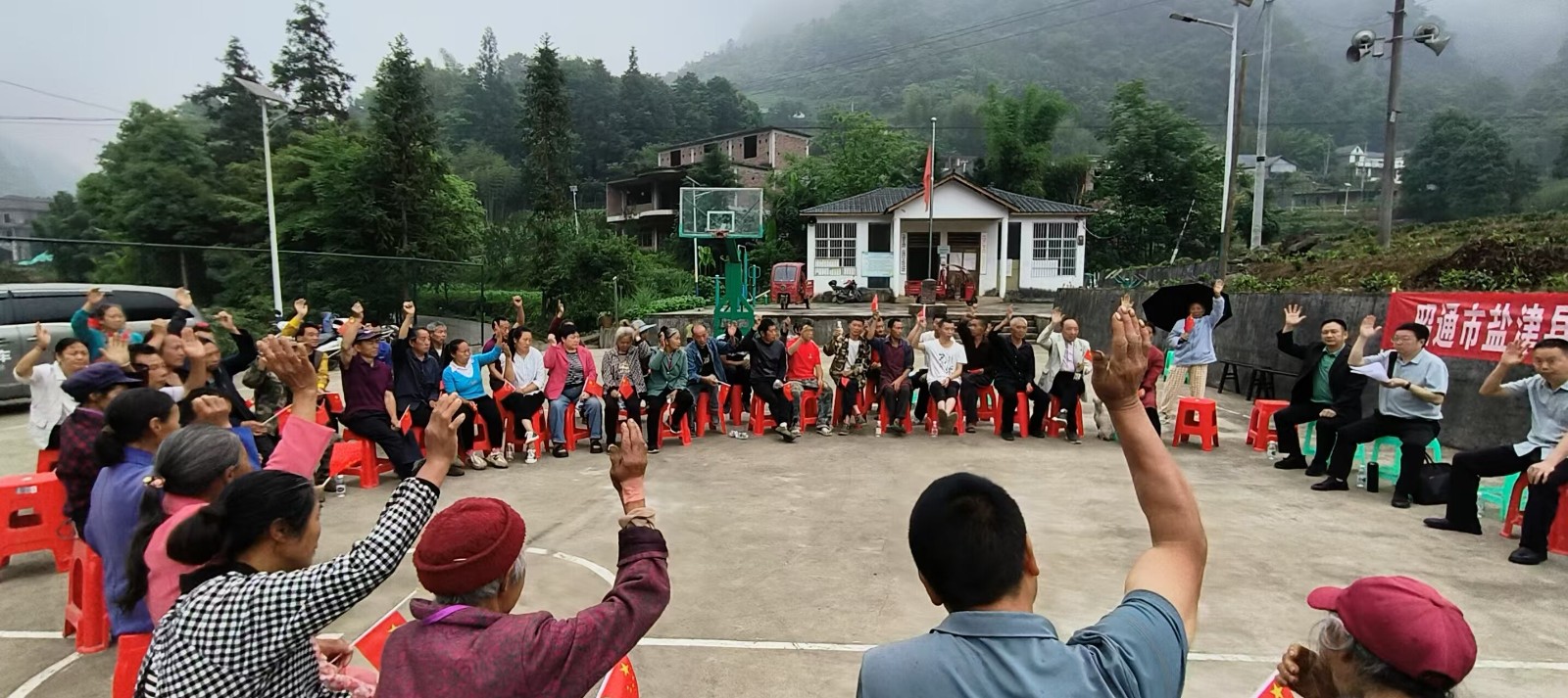 盐津｜县政协通过院坝协商解决乡村道路交通安全隐患