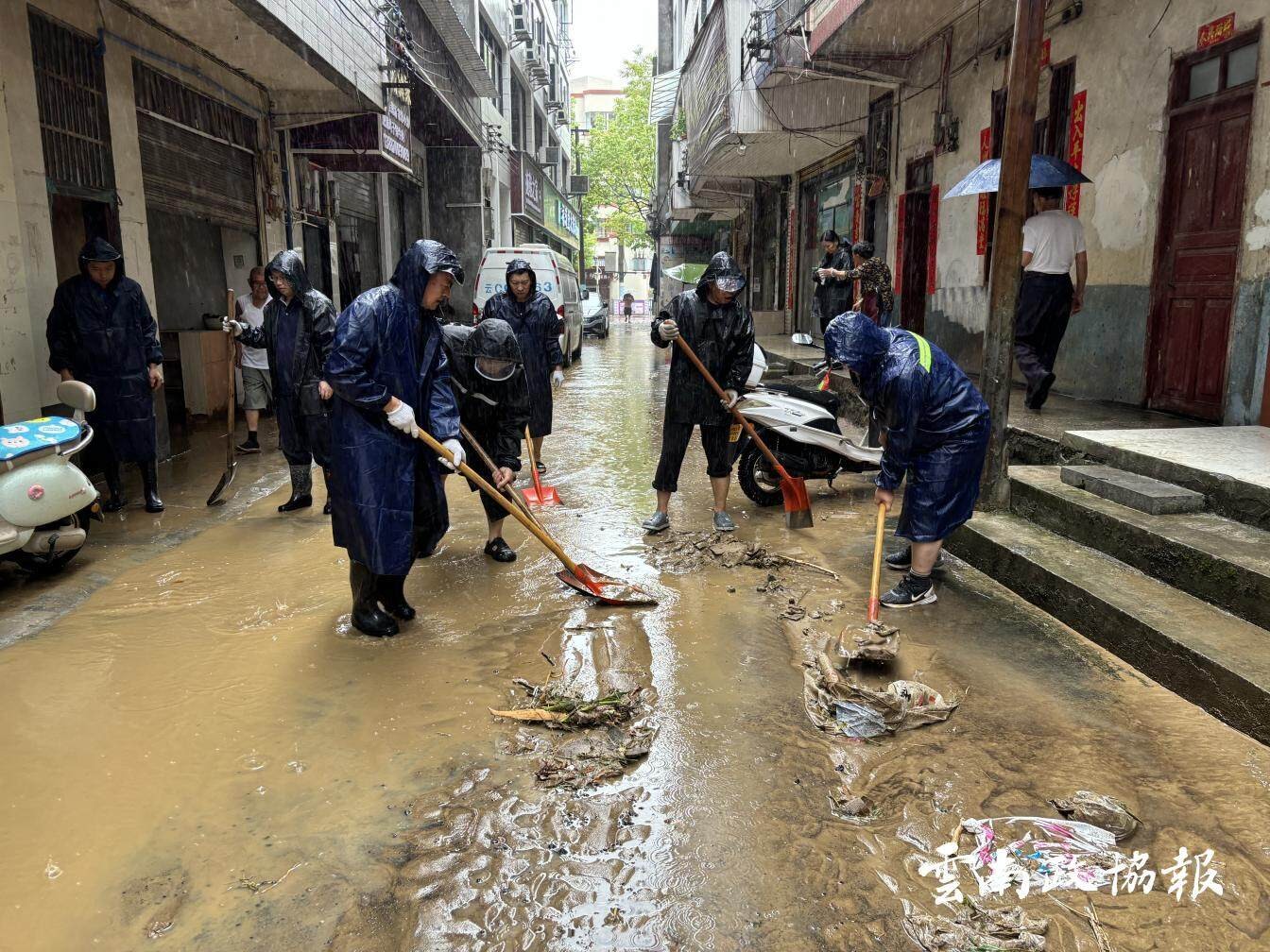 威信｜县政协机关党员干部闻“汛”而动参与抢险救灾