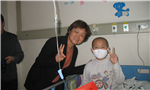 晏祥莉探望白血病患儿王建涛