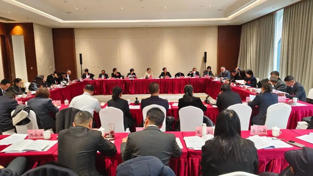 出席市政协五届五次会议的委员分组讨论政府工作报告等