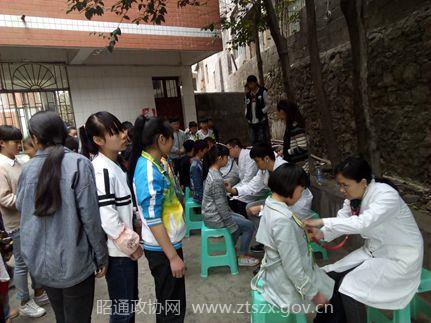 在镇雄县实验中学开展先心病患者筛查_副本.jpg 在镇雄县实验中学开展先心病患者筛查_副本.jpg