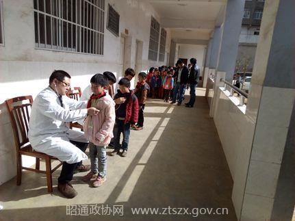 在镇雄县泼机镇第一小学先心病患者筛查_副本.jpg 在镇雄县泼机镇第一小学先心病患者筛查_副本.jpg