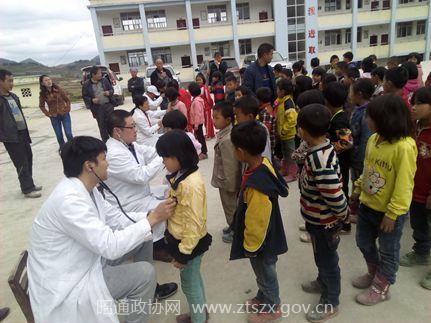 在镇雄县以勒镇中心校开展先心病患者筛查_副本.jpg 在镇雄县以勒镇中心校开展先心病患者筛查_副本.jpg