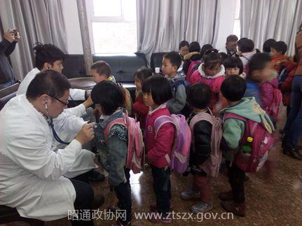 在镇雄县芒部镇中心校开展先心病患者筛查_副本.jpg 在镇雄县芒部镇中心校开展先心病患者筛查_副本.jpg