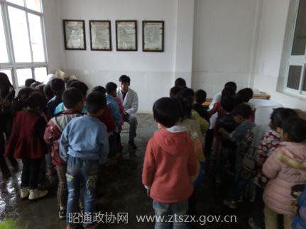在镇雄县伍德镇中心校开展先心病患者筛查_副本.jpg 在镇雄县伍德镇中心校开展先心病患者筛查_副本.jpg