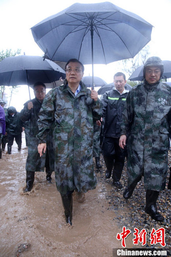 7月5日至6日,中共中央政治局常委、国务院总理李克强连续到安徽阜阳、湖南岳阳、湖北武汉考察长江、淮河流域防汛抗洪和抢险救灾工作。图为7月6日,武汉市区长江干堤有一处出现管涌群,李克强到现场察看,向在场参加抢险的解放军、武警官兵、水务工人等了解情况。<a target='_blank' href='http://www.chinanews.com/'>中新社</a>记者 刘震 摄 7月5日至6日,中共中央政治局常委、国务院总理李克强连续到安徽阜阳、湖南岳阳、湖北武汉考察长江、淮河流域防汛抗洪和抢险救灾工作。图为7月6日,武汉市区长江干堤有一处出现管涌群,李克强到现场察看,向在场参加抢险的解放军、武警官兵、水务工人等了解情况。<a target='_blank' href='http://www.chinanews.com/'>中新社</a>记者 刘震 摄