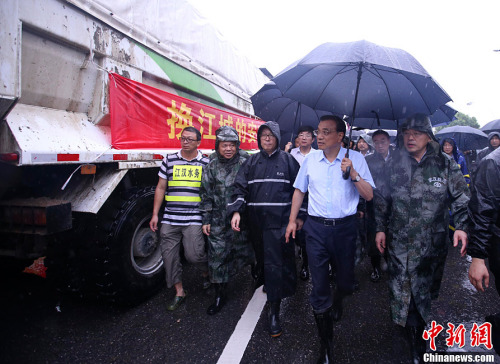 7月5日至6日,中共中央政治局常委、国务院总理李克强连续到安徽阜阳、湖南岳阳、湖北武汉考察长江、淮河流域防汛抗洪和抢险救灾工作。图为7月6日,武汉长江龙王庙段水位已高于城内路面,李克强察看堤坝加固、物料准备等情况。<a target='_blank' href='http://www.chinanews.com/'>中新社</a>记者 刘震 摄 7月5日至6日,中共中央政治局常委、国务院总理李克强连续到安徽阜阳、湖南岳阳、湖北武汉考察长江、淮河流域防汛抗洪和抢险救灾工作。图为7月6日,武汉长江龙王庙段水位已高于城内路面,李克强察看堤坝加固、物料准备等情况。<a target='_blank' href='http://www.chinanews.com/'>中新社</a>记者 刘震 摄