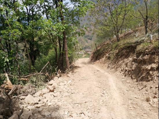 E:网站发布2018年2018.4.13 脱贫攻坚抓党建 义务修路解民忧1图片1.png