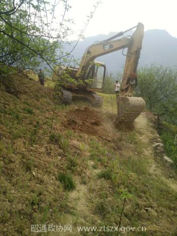 E:网站发布2018年2018.4.13 脱贫攻坚抓党建 义务修路解民忧2图片1.png