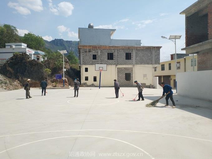 E:网站发布2018年2018.5.7 市政协机关驻村扶贫工作队：抓紧党建“牛鼻子”，当好脱贫“主引擎”组织党员清扫广场 - 副本.jpg